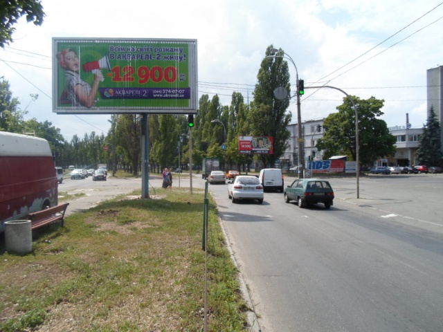 Призма 6x3, Вацлава Гавела (Лепсе) бул./Метростроевская (на разделителе) по направлению к пр-ту Комарова Призма 6x3, Вацлава Гавела (Лепсе) бул./Метростроевская (на разделителе) по направлению к пр-ту Комарова