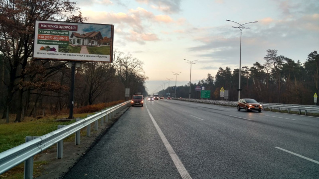 Щит 6x3,  Бориспільська траса, навпроти  ресторанау "Козацький стан" (межа міста, стелла Києва,  будівельний супермаркет Нова Лінія). 1,5 км до Харківської площі. Електроопора № 16 (в районі 19 км 200 м), у напрямку до Борисполя